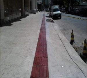 CALÇADA COM GUIAS TÁTEIS EM CONCRETO