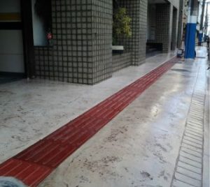 CALÇADA COM GUIAS TÁTEIS EM CONCRETO