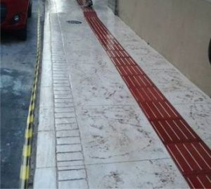 CALÇADA COM GUIAS TÁTEIS EM CONCRETO